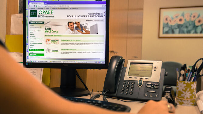 Una trabajadora de la sede central del Opaef consulta la web del organismo, en la que se prevén mejoras el año que viene.