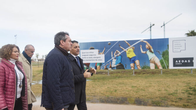 Juan Espadas visita el inicio de las obras de Hacienda del Rosario.