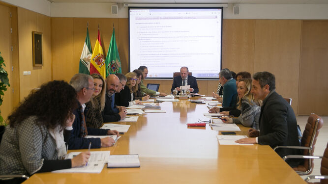 Un momento de la Junta de Gobierno de la Diputación, la primera de 2018, reunida ayer.