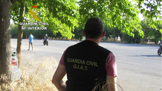 Un guardia civil durante una prueba del permiso A de motocicletas