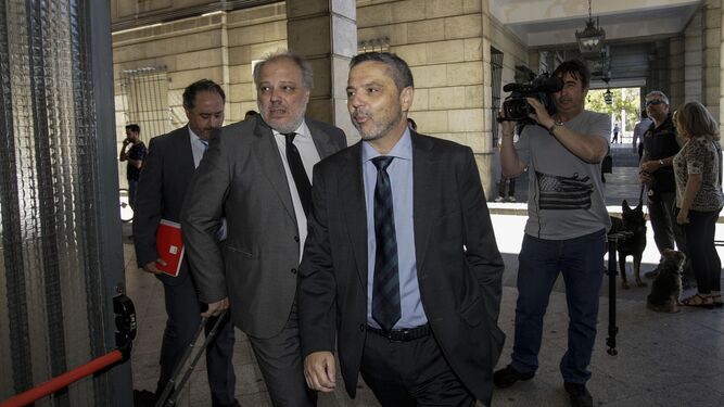 Fernando Mellet llegando a los juzgados de Sevilla.