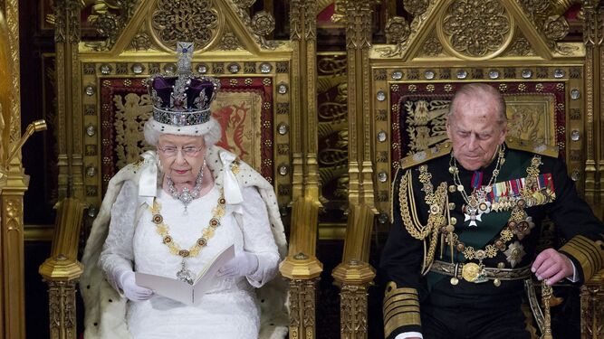 Isabel II habla de los peligros de llevar corona
