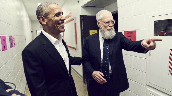 El ex presidente Obama con un irreconocible, por las pobladas barbas, David Letterman, en el nuevo programa.
