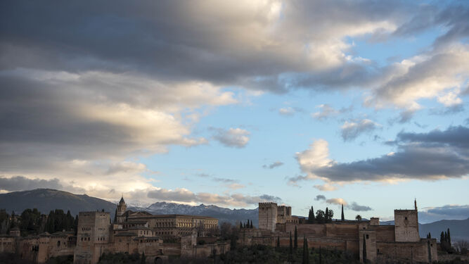 La Alhambra vira del blanco al rojo