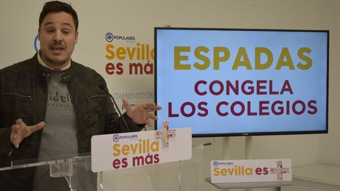 El concejal del PP José Luis García, ayer en rueda de prensa.