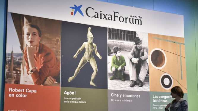 Una mujer mira el cartel de la programación de CaixaForum