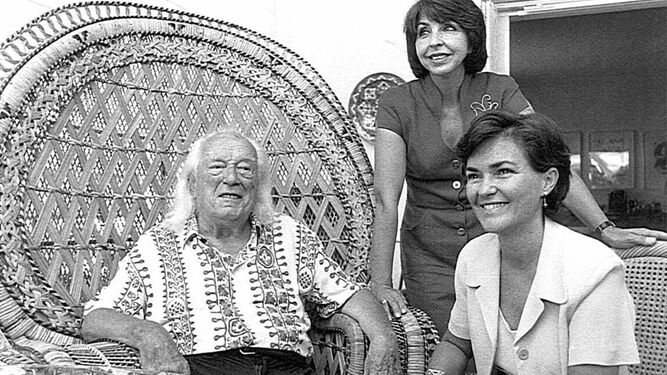 Carmen Calvo, en su etapa de consejera de Cultura, con Alberti y María Asunción Mateo en su casa de El Puerto.