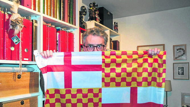 Rodríguez Tous, en su casa de Sevilla con la bandera de Tabarnia, que colgará en el balcón.