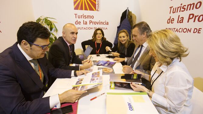 El delegado Antonio Muñoz, durante la reunión con el presidente de la CEAV, Rafael Gallego.