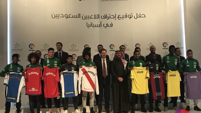 Imagen de familia con los jugadores saudíes