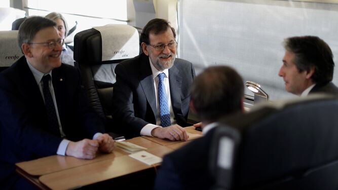 Puig al lado de Rajoy, y justo en frente del ministro de la Serna