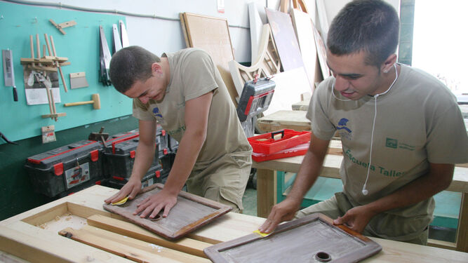 Alumnos de la escuela taller de carpintería de ribera, que desarrolló en Sevilla la fundación Nao Victoria, en 2008.