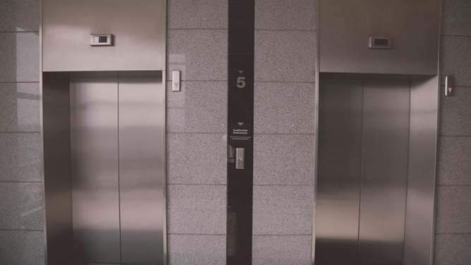 Es esencial realizar un correcto mantenimiento de ascensores.