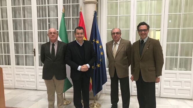 Reunión entre el presidente y secretario de Feragua con Antonio Sanz y Antonio Ramón Guinea.