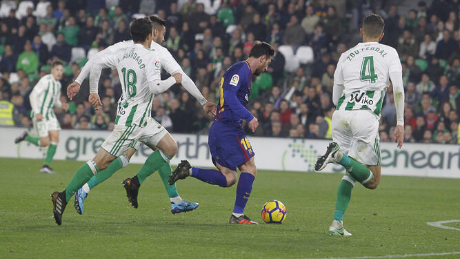 Leo Messi conduce la pelota mientras es perseguido por Camarasa, Guardado y Feddal.