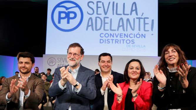 Mariano Rajoy con Beltrán Pérez, Juanma Moreno, Virginia Pérez y Loles López, en Sevilla.