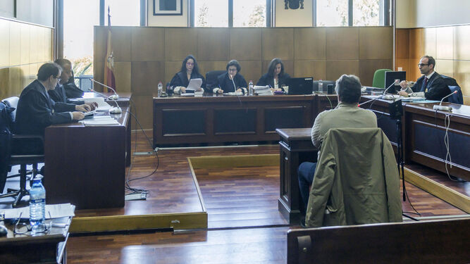 El funcionario de prisiones acusado declara en la Audiencia de Sevilla