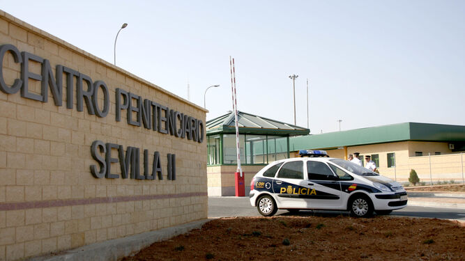 Entrada al centro penitenciario de Sevilla II.