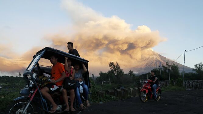 Más de 60.000 evacuados en Filipinas por el volcán Mayon