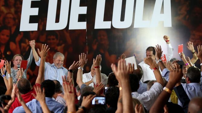 Lula celebra la confirmación de su candidatura presidencial, ayer en Sao Paulo.