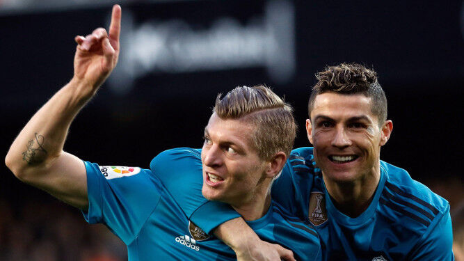 Kroos y Cristiano Ronaldo celebran uno de los goles