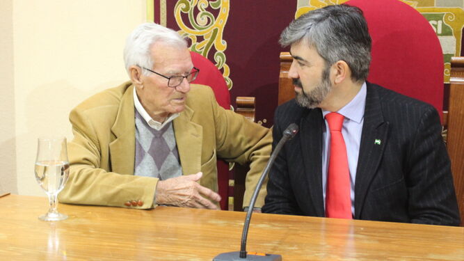Joaquín Navarro con el alcalde de Coria, ayer, en la presentación de los actos culturales que se celebrarán en torno a su figura a partir del 19 de febrero.