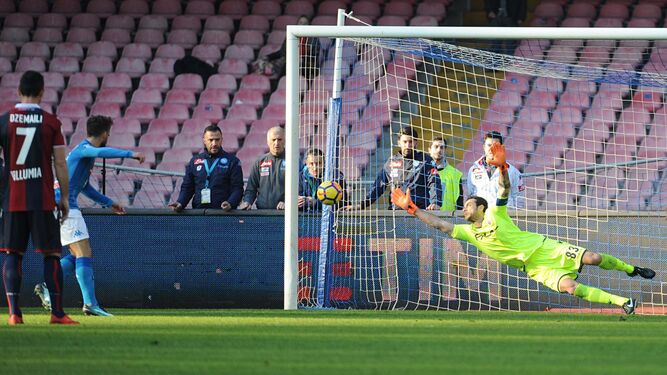 El jugador del Nápoles Mertens convierte, desde el punto de penalti, el segundo tanto para su equipo.