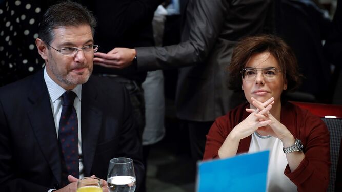 El ministro de Justicia, Rafael Catalá, y la vicepresidenta del Gobierno, Soraya Sáenz de Santamaría, ayer en un desayuno informativo en Madrid.