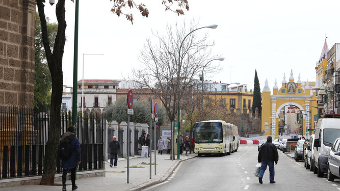 Salida del autobús de La Algaba en la calle Don Fadrique, con la Basílica de la Macarena al fondo.