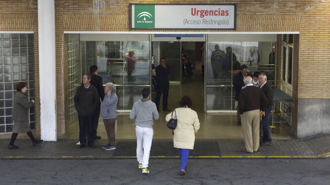 Usuarios acceden a las Urgencias del Hospital Virgen del Rocío.