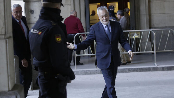 El ex presidente de la Junta José Antonio Griñán llega a la Audiencia de Sevilla para una de las sesiones del juicio.