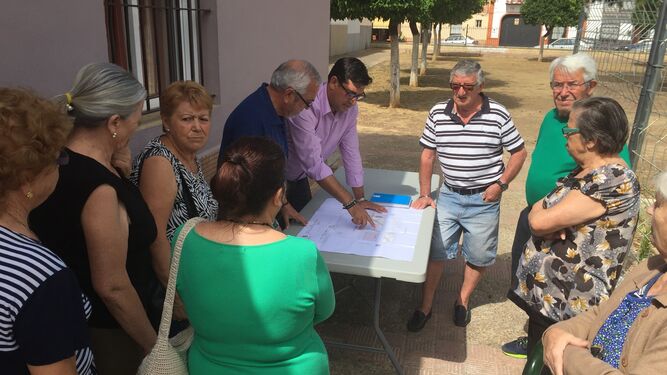 El alcalde de Utrera, en la presentación del proyecto a los vecinos de la barriada de Torrecruz.