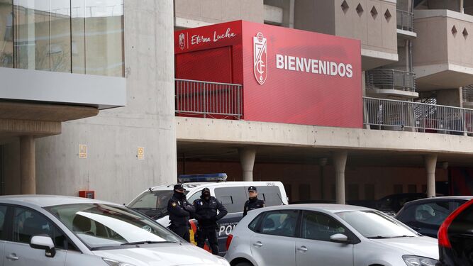 La Policía Nacional en las dependencias del Granada CF