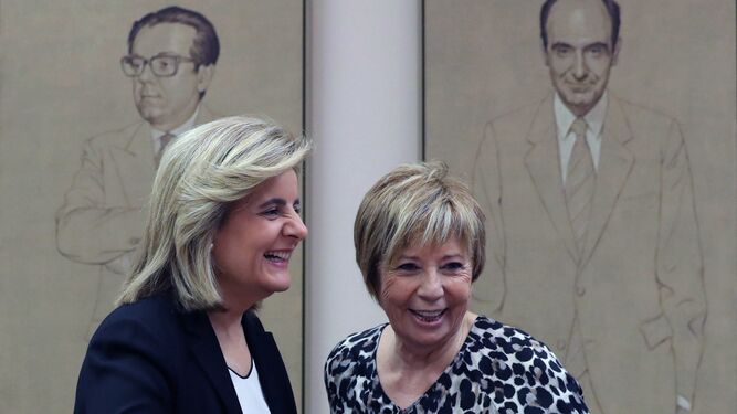 Fátima Báñez, con Celia Villalobos, presidenta de la comisión del Pacto de Toledo.