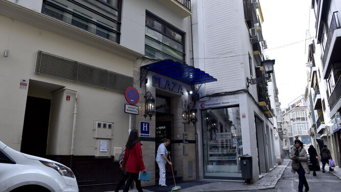 Entrada principal del hotel en el número 15 de la calle Albareda