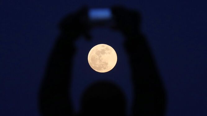 La luna se ti&ntilde;e de color rojizo en un eclipse total seguido en medio mundo