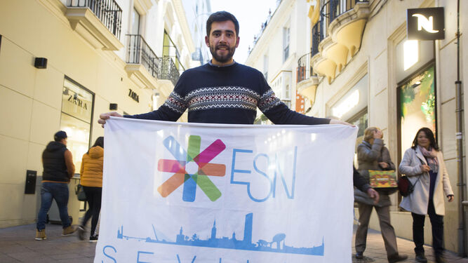 1. Emilio Martín, presidente de ESN Sevilla. 2. Grupo de voluntarios en una de las últimas actividades.