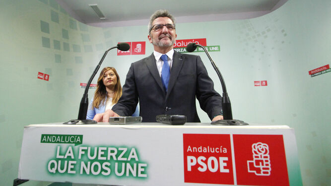 Antonio Gutiérrez Limones, en la rueda de prensa en la que anunció su dimisión de la alcaldía de Alcalá