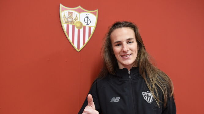 La nueva delantera del Sevilla, Raquel Pinel, posa después de firmar.