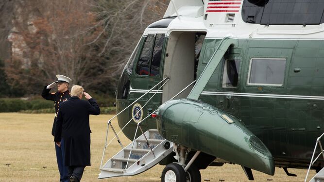 Donald Trump saludando ayer a un 'marine' camino del 'Marine One', en la Casa Blanca, para viajar a Lewisburg.