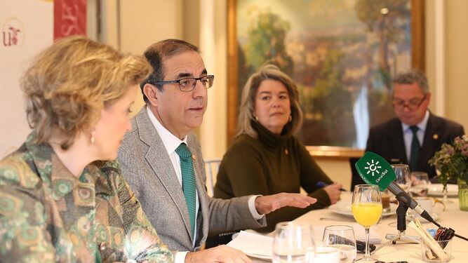 El rector de la Universidad de Sevilla, Miguel Ángel Castro, durante el desayuno informativo