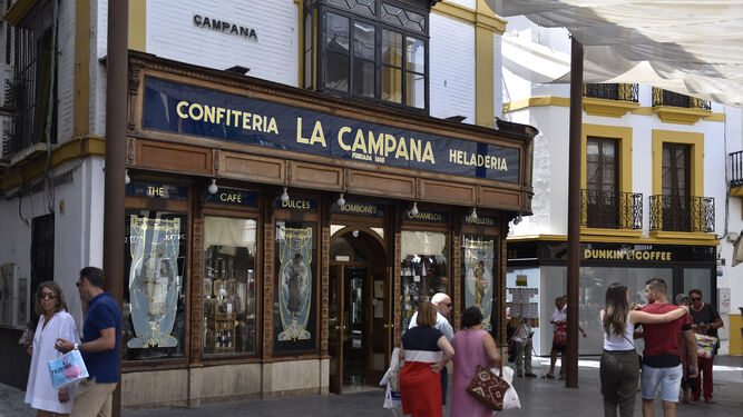 Imagen de archivo de la confitería y la calle La Campana.