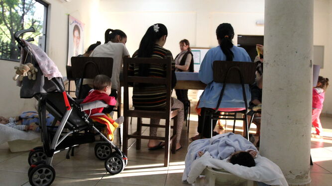 Adolescentes que son madres, durante un taller, con sus bebés.