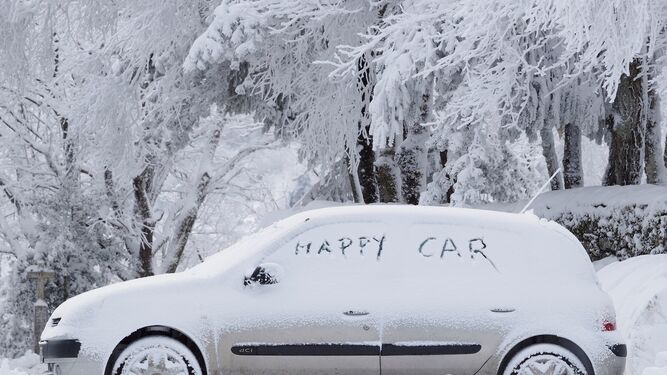 Un coche cubierto de nieve en la monta&ntilde;a lucense en O Cebreiro.