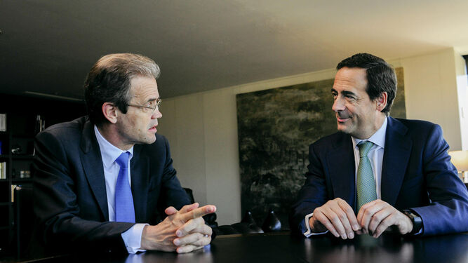 El presidente de Caixabank, Jordi Gual, con el consejero delegado, Gonzalo Gortázar.