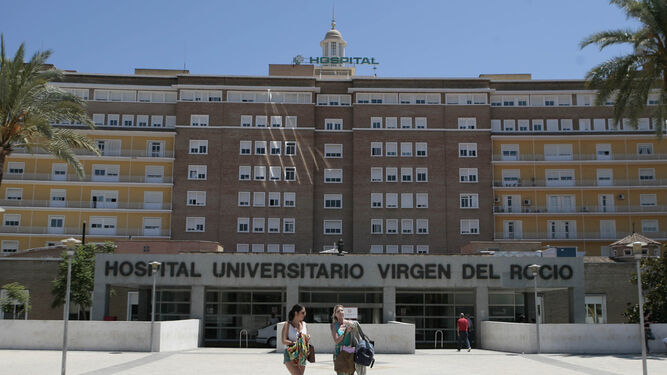 Entrada principal del Hospital Virgen del Rocío.
