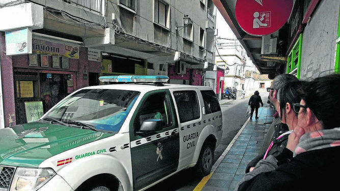Varias personas observan efectivos de la Guardia Civil, ayer en San Roque.