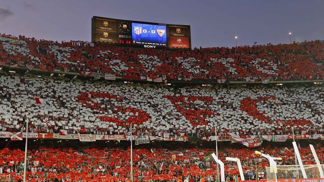 Imagen del mosaico que mostraron los más de 30.000 sevillistas en el Camp Nou con la palabra 'respeto' y el anagrama 'SFC', en la final de 2010 que ganó al Atlético.