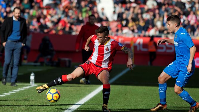 Maffeo, centrocampista del Girona, intenta controlar el balón presionado por Portillo, del Getafe.