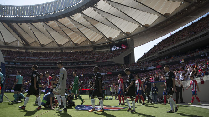Los jugadores del Sevilla salen al Wanda Metropolitano el pasado septiembre.